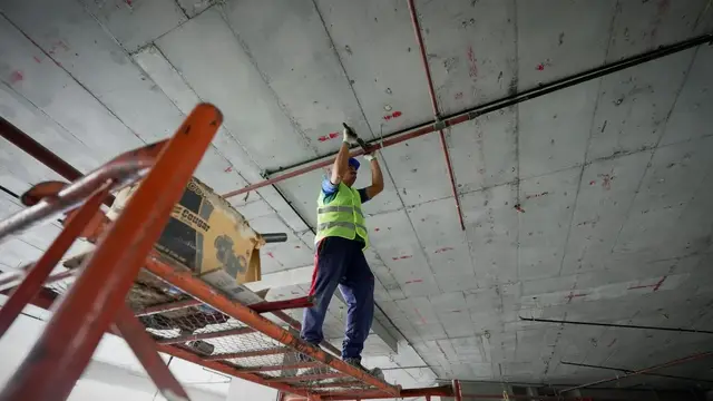 Montaż profilu rusztu przy betonowym stropie, widziany od dołu, z linią trasowania