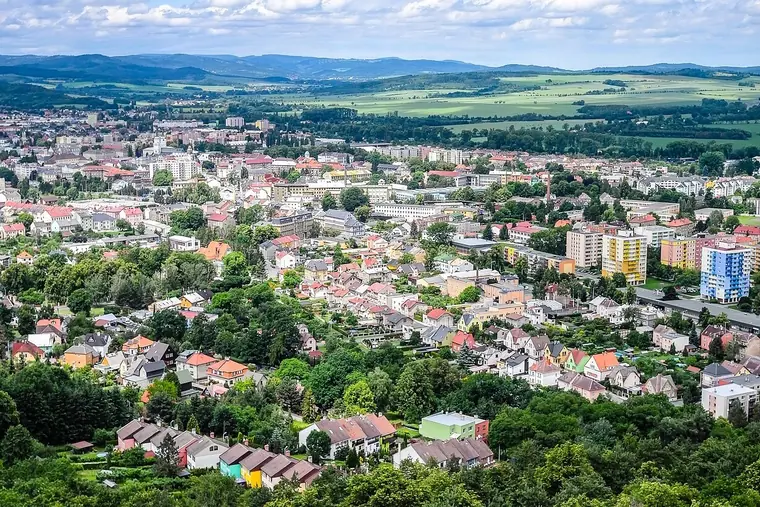 Widok z góry na zabudowę mieszaną: bloki mieszkalne obok domów jednorodzinnych i pasów zieleni