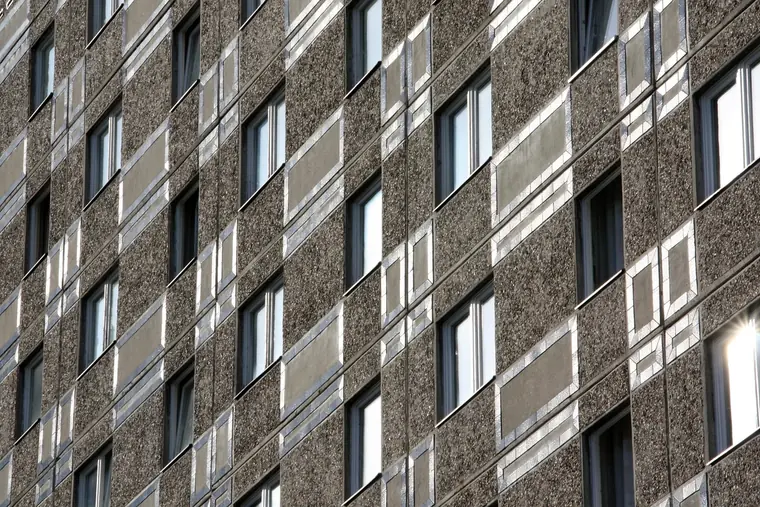 Elewacja bloku z prefabrykatów betonowych z regularnym rastrem okien
